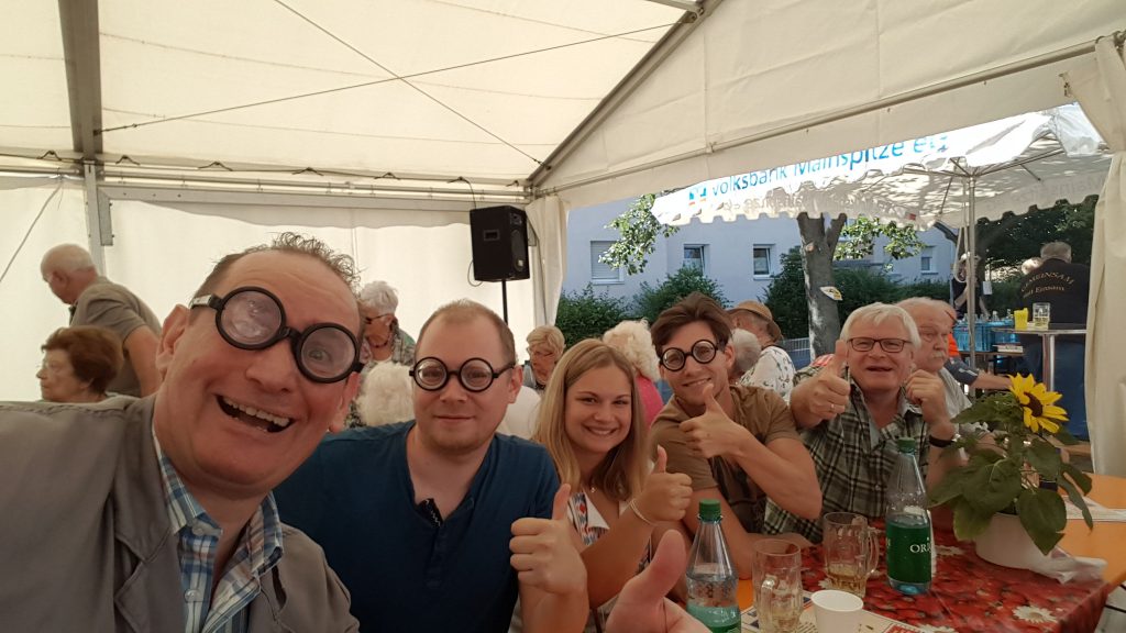 Comedy und Zauberei am Tisch mit Mathias Amstadt als Hausmeister Heinz