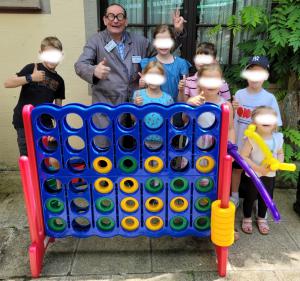Hausmeister Heinz aus Mainz als Walking act für Erwachsene und Kinder. Mit Spielen dabei.