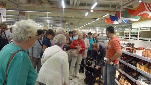 Hausmeister Heinz aus Mainz mit Comedy und Zauberei im Shopping Center